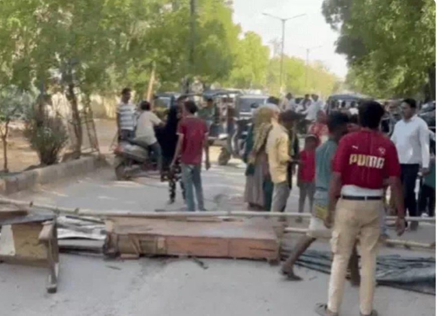 बुलडोजर कार्रवाई के बाद फूटा गुस्सा, विभव नगर चौराहे पर झुग्गीवासियों ने की सड़क जाम