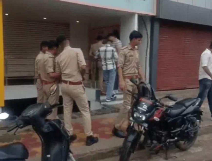 आगरा में ज्वेलरी शोरूम पर चोरों का धावा, शटर का लॉक तोड़कर गोल्ड-डायमंड पर किया हाथ साफ