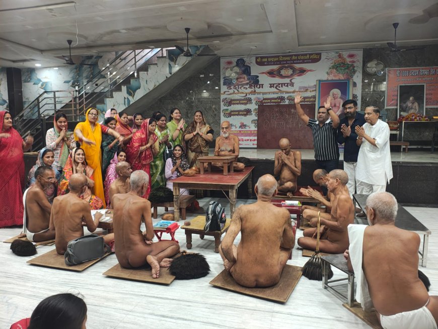 आचार्य निर्भय सागर महाराज ससंघ का मंगल प्रवेश, जयकारों से गूंजा ट्रांस यमुना कॉलोनी जैन मंदिर