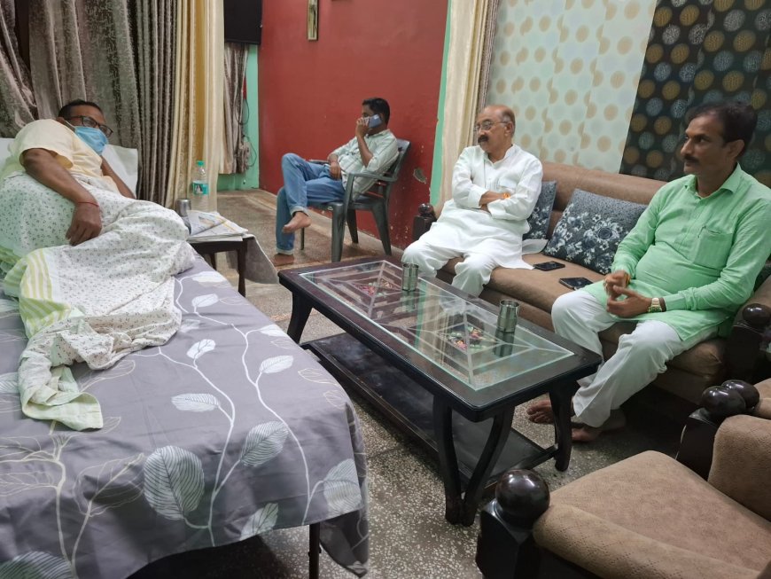 वरिष्ठ पत्रकार आर.के. सिंह का हालचाल जानने पहुंचे एमएलसी कुंवर महाराज सिंह और भाजपा नेता