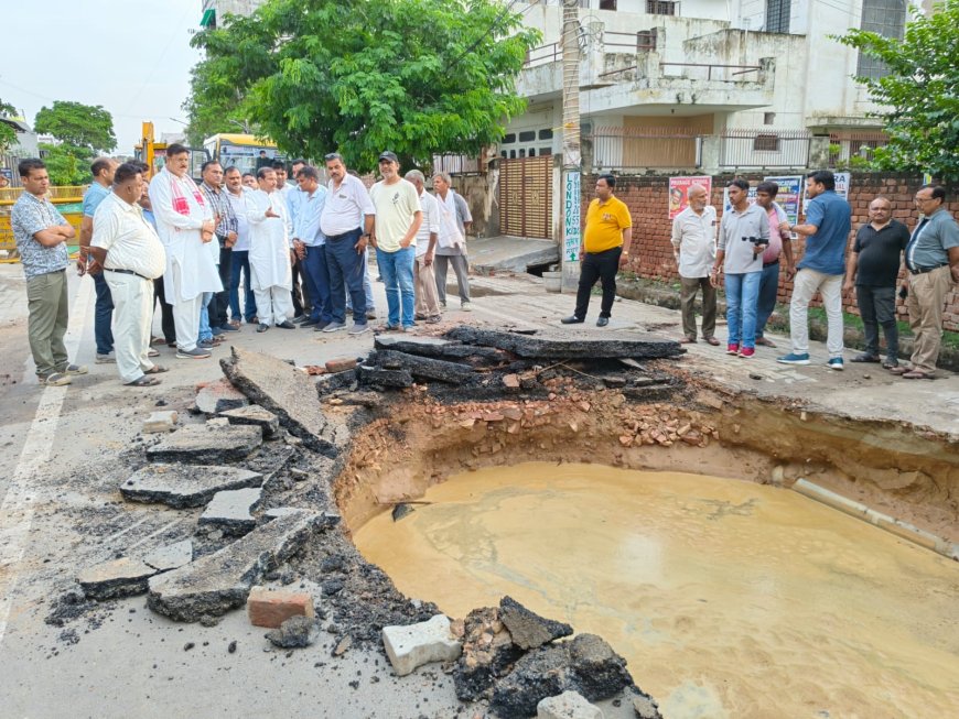 बारिश के बाद आगरा में सड़कें बनीं खतरा, कमला नगर के कर्मयोगी रोड के धंसने से बना बड़ा गड्ढा, विभव नगर में भी सड़क धंसी