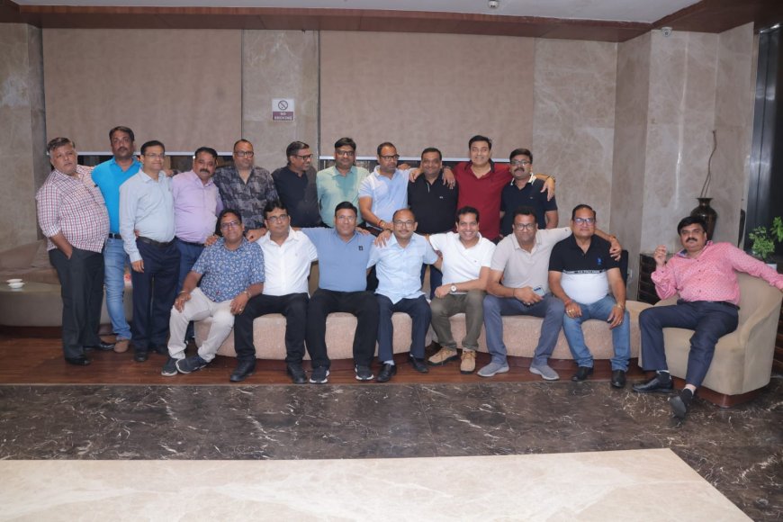 32 साल बाद जब फिर मिले सेंट जॉन्स इंटर कॊलेज के साथी, यादों, मुस्कान और दोस्ती ने थाम लिया वक्त