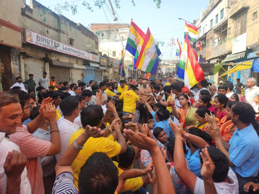 'गूगल बाबा' के मंगल प्रवेश से गूंज उठी ताजनगरी, सेवला रोड से छीपीटोला तक निकली हजारों श्रद्धालुओं की शोभायात्रा ने रचा आस्था का इतिहास