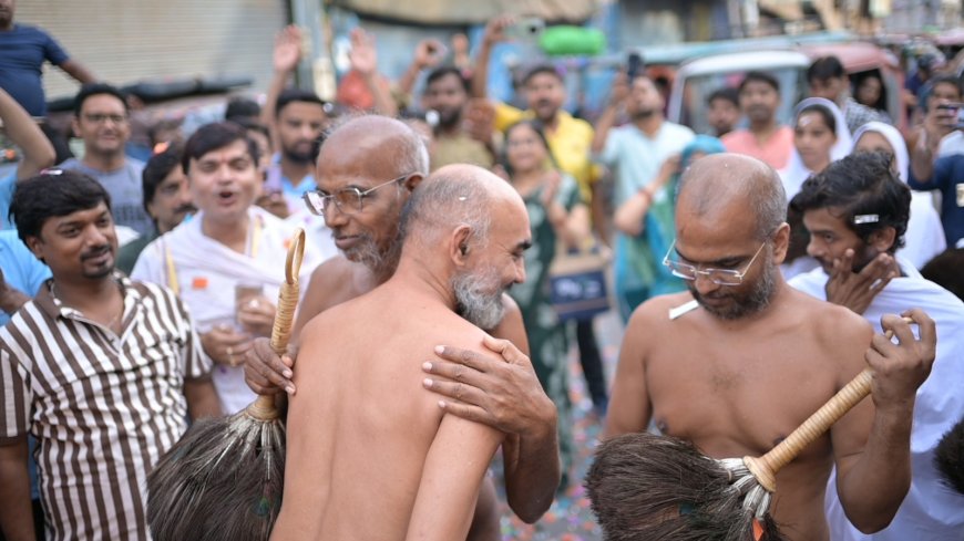 आगरा में जैन संतों का महामिलन: छीपीटोला में एक मंच पर आए तीन संघ, जय-जय गुरुदेव से गूंजा शहर