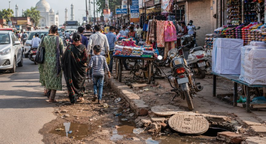 प्रिय आगरा, हमारे फुटपाथ लौटा दो! सड़कें सिर्फ़ गाड़ियों की नहीं, इंसानों की भी हैं