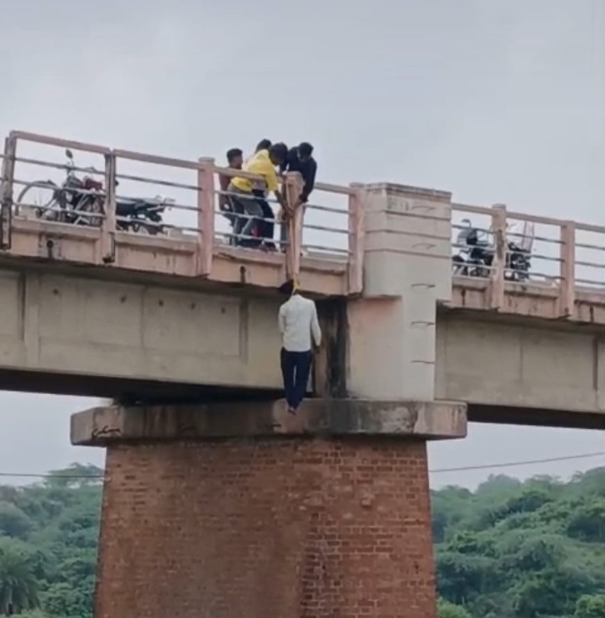 आगरा के अरनोटा पुल पर गले में फंदा डालकर लटक गया युवक, पुलिस और ग्रामीणों ने बचा ली जिंदगी, गृहक्लेश से तंग आकर उठाना खौफनाक कदम
