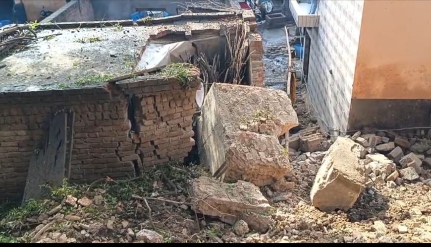 बरसाती कहर में ढहा प्राचीन किले का हिस्सा, चट्टाननुमा मलबे से मकान क्षतिग्रस्त, बाल-बाल बचा परिवार