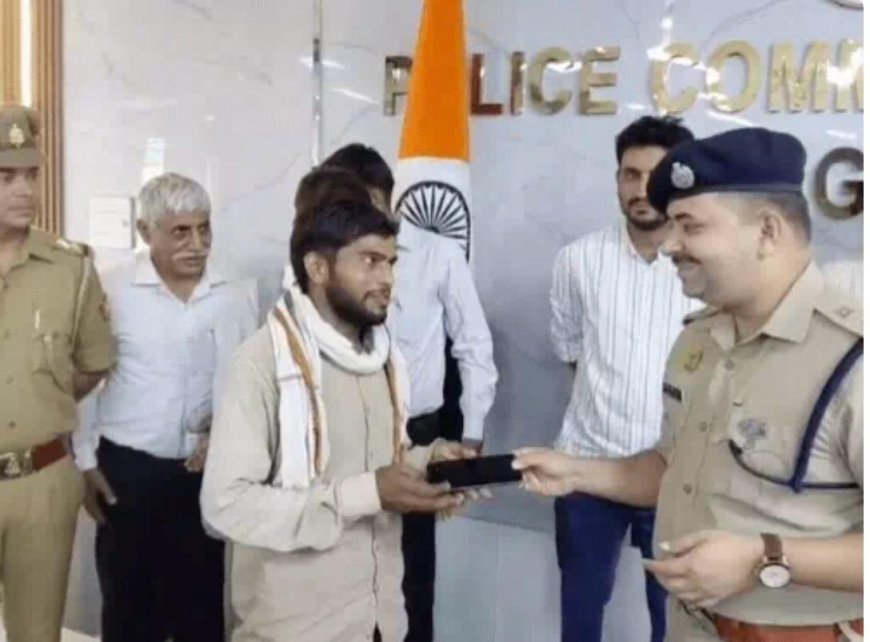 आगरा पुलिस की हाईटेक कार्रवाई रंग लाई, गुम हुए 230 मोबाइल पहुंचे असली मालिकों तक