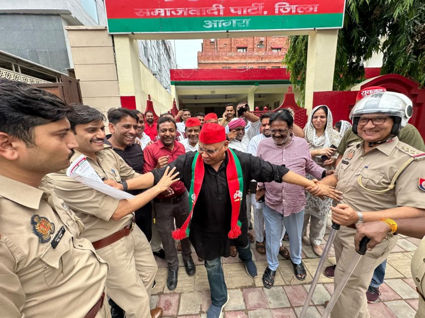 आगरा में मुख्यमंत्री को ज्ञापन देने निकले सपाइयों को पुलिस ने रोका! धक्का-मुक्की के बीच लाठियां फटकारी गईं, अफसरों को सौंपा ज्ञापन