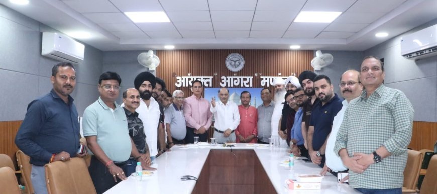 टीटीजेड पर प्रभावी पैरवी के लिए नेशनल चैंबर और औद्योगिक संस्थाओं ने किया मंडलायुक्त का सम्मान, बोले- प्रस्तावित न्यू आगरा अर्बन में आईटी सिटी विकसित कराने का प्रयास करेंगे, उद्यमियों ने जूता मंडी के विकास और चर्म उद्योग के लिए सुविधाओं की मांग भी उठाई