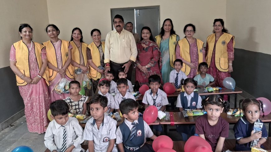 लायंस क्लब कोहिनूर ने स्कूल को फर्नीचर और विद्यार्थियों को स्टेशनरी व फूड पैकेट भेंट किए