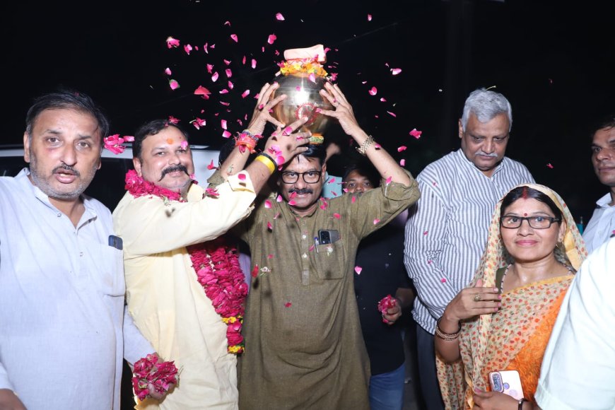 संत रविदास की 650वीं जयंती पर आगरा पहुंचा ‘रज कलश’, कुबेरपुर में बैंड-बाजों, पुष्पवर्षा और आतिशबाजी से हुआ भव्य स्वागत, 22 स्थानों पर दर्शन के लिए स्थापित होगी पावन रज