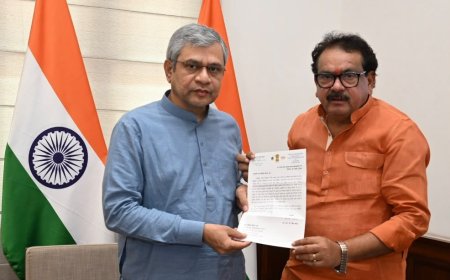 अवागढ़ रेलवे स्टेशन पर आगरा फोर्ट–एटा पैसेंजर ट्रेन के नियमित ठहराव की मांग, केंद्रीय मंत्री प्रो. बघेल ने रेल मंत्री को सौंपा आग्रह पत्र