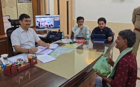 'साहब, पैमाइश हो गई... ये ककोड़े आपके लिए हैं': किसान के अनोखे उपहार ने जीत लिया आगरा के डीएम का दिल, बोले—'काम करना मेरा कर्तव्य, लेकिन आपका इनाम याद रहेगा'