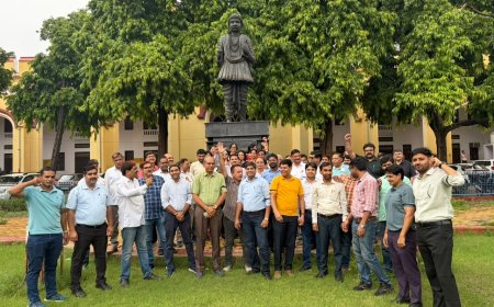 पुरानी पेंशन से यूजीसी वेतन आयोग तक: विभिन्न मांगों को लेकर आगरा कॉलेज में शिक्षकों की हुंकार- प्रदर्शन में बोले—मांगें नहीं मानीं तो आंदोलन होगा और तेज