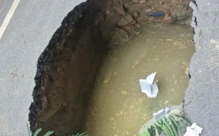 बरसात में खुली स्मार्ट सिटी की पोल, जयरामबाग में धंसी सड़क, बीच मार्ग में बना गहरा गड्ढा