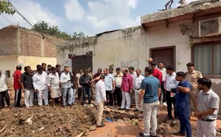 बारिश में धंसी सड़क तो एक्शन में आए कैबिनेट मंत्री योगेंद्र उपाध्याय, अधिकारियों की लगाई क्लास