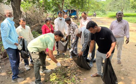 गिरिराज जी की तलहटी में गूंजा स्वच्छता का संकल्प, श्रद्धालुओं के साथ स्वयंसेवकों ने किया श्रमदान; ब्रज को स्वच्छ बनाने का दिया संदेश