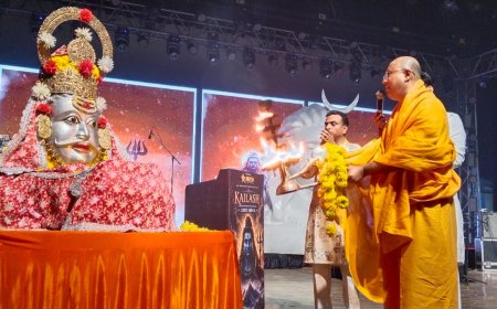 डमरू की थाप, हर-हर महादेव के जयघोष से गूंजा सूरसदन, आगरा में साकार हुआ कैलाश, आदियोगी की विराट प्रतिमा, रुद्रपाठ और बाबा मनःकामेश्वर की महाआरती ने बनाया अलौकिक माहौल, गजेंद्र प्रताप सिंह के भजनों पर झूमे श्रद्धालु