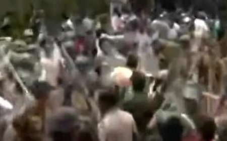 झारखंड में छात्रों के विधानसभा घेराव के दौरान बैरिकेडिंग टूटी, पुलिस ने की पानी की बौछार और लाठीचार्ज