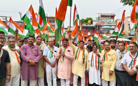 भाजपा की तिरंगा यात्रा, भारत माता के जयकारों और वंदे मातरम् से गूंजा आगरा का अर्जुन नगर