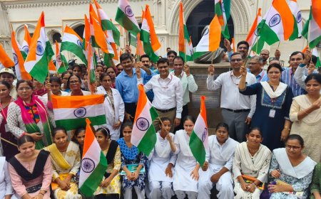 एसएन मेडिकल कॉलेज में लहराया तिरंगा, शिक्षक-छात्रों ने निकाली तिरंगा रैली