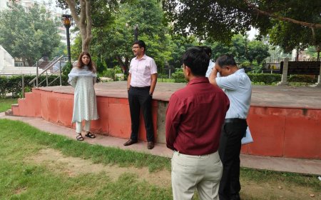 आगरा में स्वतंत्रता दिवस की भव्य तैयारी, शहीद स्मारक और नगर निगम पहुंचे डीएम, 3 लाख तिरंगे तैयार