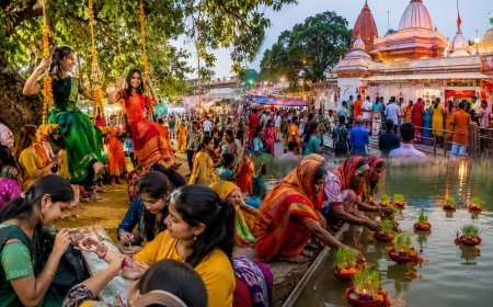 सावन के मेले: सिमटती जगहों के बीच आज भी जिंदा है उल्लास, झूलों, मल्हार और परंपराओं से गुलजार रहता है आगरा