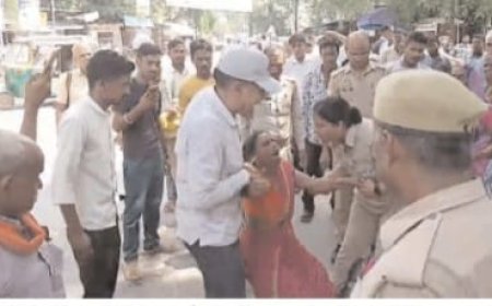 बरेली कलेक्ट्रेट गेट पर दो महिलाओं ने किया पेट्रोल छिड़ककर आत्मदाह का प्रयास, प्लॊट पर कब्जे के मामले में कार्रवाई न होने से नाराज थीं