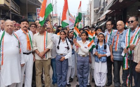 तिरंगे के रंग में रंगा आगरा, जूता कारोबारियों की यात्रा और महिलाओं की गोष्ठी में गूंजा राष्ट्रप्रेम