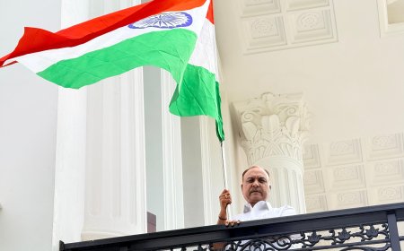 सांसद नवीन जैन ने फहराया तिरंगा, बोले- राष्ट्र प्रथम की भावना से बनेगा विकसित और आत्मनिर्भर भारत