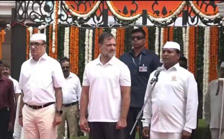 वंदे मातरम् गाते समय तीसरा अंतरा शुरू होते ही असहज हुए राहुल, खरगे और सोनिया गांधी, स्वतंत्रता दिवस पर कांग्रेस मुख्यालय से सामने आए वीडियो में साफ दिख रही कांग्रेस नेताओं की नाराजगी