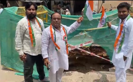आगरा की न्यू राजामंडी कॊलोनी में सड़क पर 20 फीट गहरा गड्ढा, सपा नेता ने यहीं पर फहराया तिरंगा