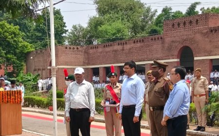 स्वतंत्रता दिवस पर देशभक्ति से सराबोर रहा आगरा, डीईआई में राष्ट्र-निर्माण का संदेश; शहर में तिरंगा रैलियों और ध्वजारोहण से गूंजा देशप्रेम