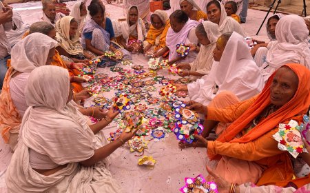 वृंदावन की विधवा माताओं ने प्रधानमंत्री मोदी के लिए बनाईं 1100 विशेष राखियां, पांच माताएं दिल्ली जाकर बांधेंगी ‘भाई’ को राखी