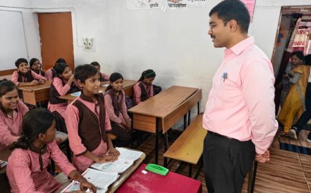 जनसुनवाई खत्म होते ही स्कूलों पर डीएम का धावा, छात्राओं से सीधे लिया पढ़ाई-खाने और सुरक्षा का हिसाब