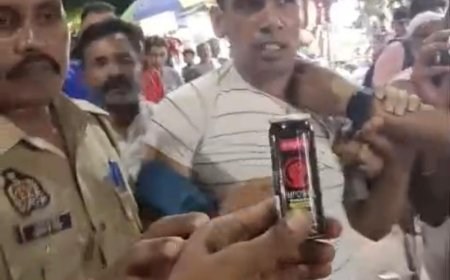 आगरा कैंट स्टेशन पर आधी पुलिस वर्दी में युवक का हंगामा, चार युवकों पर किया स्प्रे