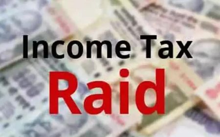 आगरा में सीए के ठिकानों पर आयकर विभाग की छापेमारी, सीए को टीम अपने साथ ले गई