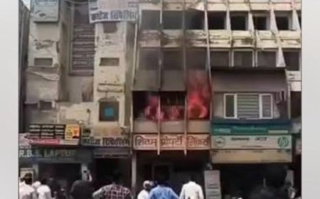 संजयप्लेस में फ्लेक्स के गोदाम में भड़की आग, लाखों का सामान जलकर राख
