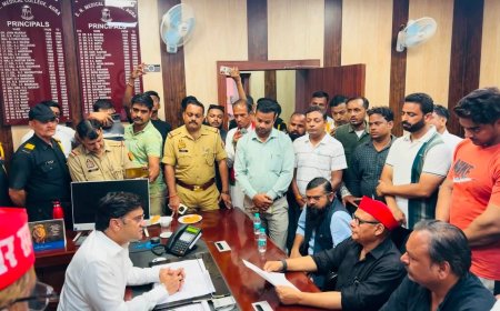 मासूम की मौत पर एसएन मेडिकल कॉलेज में सपा का हंगामा, प्राचार्य का घेराव, पुलिस से तीखी नोकझोंक