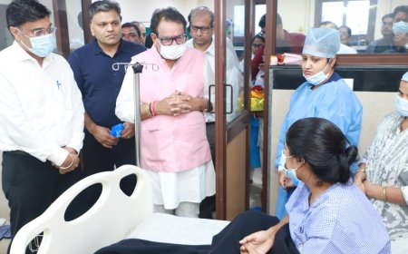 किडनी प्रत्यारोपण की सफलता के बाद एस.एन. मेडिकल कॉलेज पहुंचे केंद्रीय मंत्री प्रो. बघेल, मेडिकल टीम को किया सम्मानित