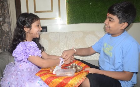रक्षाबंधन पर आगरा में उमड़ा भाई-बहन का स्नेह, सड़कों पर भारी भीड़ और जाम, घेवर की दुकानों पर भी टूट पड़े खरीदार, जेल में बंद भाइयों को भी राखी बांधने पहुंचीं बहनें