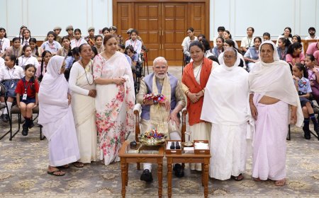 वृंदावन-वाराणसी की पांच विधवा माताओं ने प्रधानमंत्री मोदी को बांधी राखी, 1100 से अधिक राखियों में झलका भाई-बहन का स्नेह