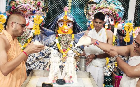 हरिनाम संकीर्तन से गूंजा आगरा का श्रीजगन्नाथ मंदिर, बलराम पूर्णिमा पर फूल बंगले में हुए भगवान के दर्शन