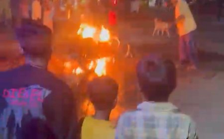 चलती बुलेट बनी आग का गोला, मची अफरा-तफरी, राहगीरों ने समय रहते बुझाई लपटें