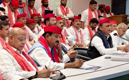 2027 के लिए सपा ने कसी कमर, लखनऊ की बैठक में संगठन को मजबूत करने और मतदाता सूची पर निगरानी का निर्देश, विधानसभा चुनाव के संभावित प्रत्याशियों के नाम भी मांगे गए