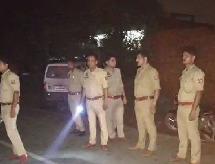 रक्षाबंधन पर परिवार पर टूटा मुसीबतों का पहाड़, आगरा में तेज रफ्तार ईको ने स्कूटी को टक्कर मारी, पिता-पुत्र की दर्दनाक मौत