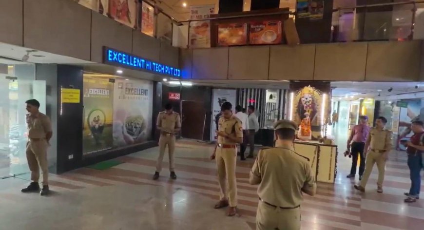 आगरा में नंद प्लाजा पर पुलिस का मेगा ऑपरेशन, 3 कैफे और 2 मिनी सिनेमाघर सील, 20 युवक-युवतियां हिरासत में