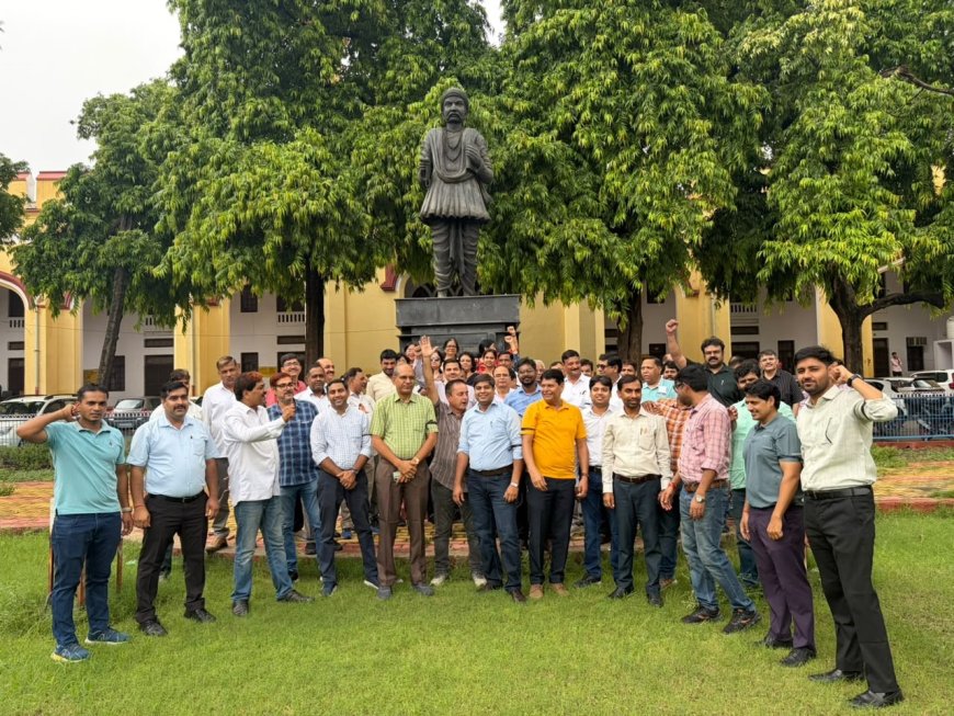 पुरानी पेंशन से यूजीसी वेतन आयोग तक: विभिन्न मांगों को लेकर आगरा कॉलेज में शिक्षकों की हुंकार- प्रदर्शन में बोले—मांगें नहीं मानीं तो आंदोलन होगा और तेज