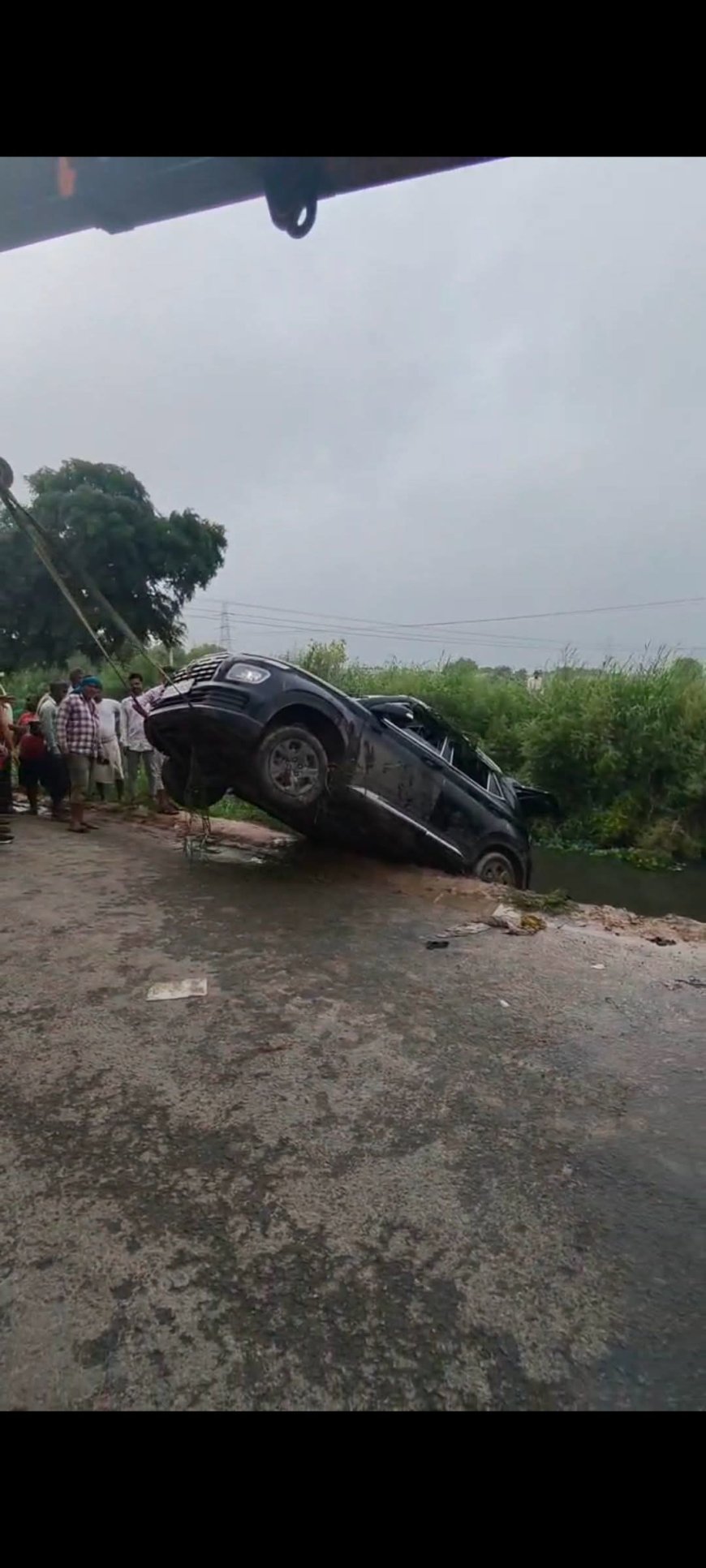 ट्रक से बचने की कोशिश में नहर में समाई कांवरियों की कार, 5 लोग बाल-बाल बचे